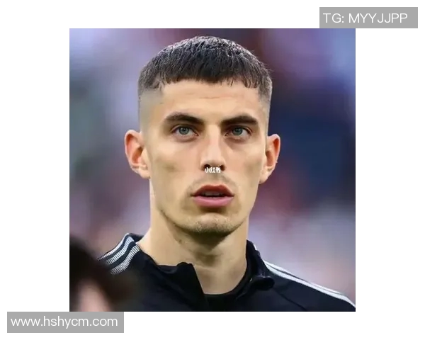 13位足球巨星头像汇聚成球，见证传奇之力与荣耀时刻